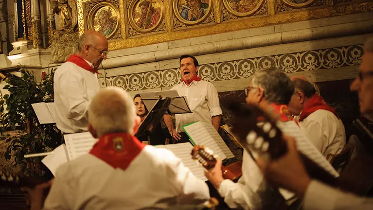 Tercera misa de la escalera de San Fermin en el altar mayor de la Iglesia de San Lorenzo. MIGUEL OSÉS (14)