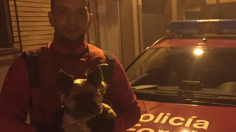 Uno de los agentes de la Policía Foral que han recuperado en Funes a un perro robado en Álava POLICÍA FORAL
