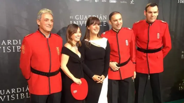 El jefe de la Policía Foral, el subinspector y responsable de comunicación y el inspector de la comisaría de Elizondo, junto a la actriz Marta Etura y la escritora Dolores Redondo en la presentación en Madrid de 'El Guardián Invisible'. CEDIDA