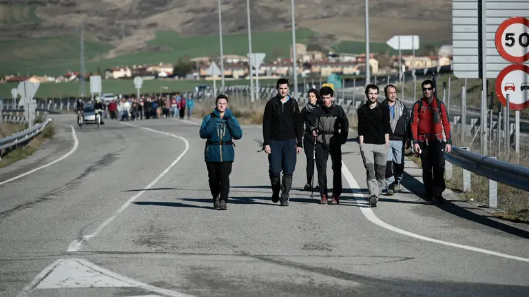 Peregrinos durante su marcha en la segunda jornada de las Javieradas de 2017. PABLO LASAOSA (1)