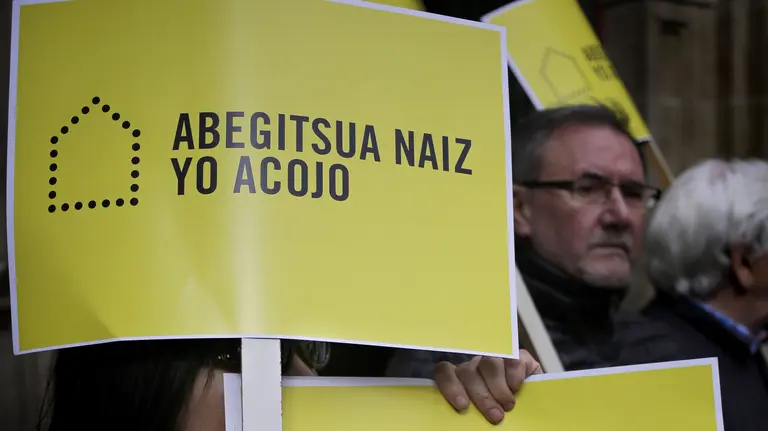Integrantes de Amnistía Internacional durante la celebración hoy en la Plaza del Ayuntamiento de Pamplona de un acto simbólico de &#34;inauguración&#34; de la capital navarra como &#34;Ciudad de acogida&#34; de refugiados. EFE/Villar López