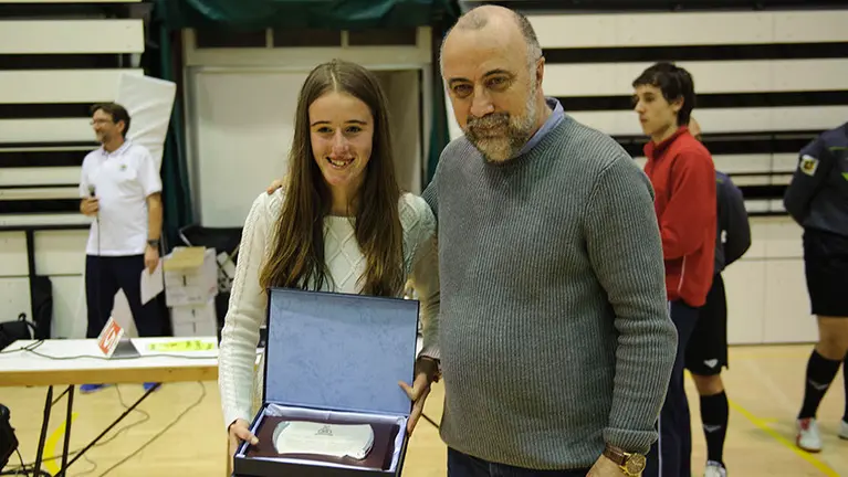 Entrega del premio Félix Aranda a la jjoven jugadora de futbol sala Goretti Urtasun. MIGUEL OSÉS_1