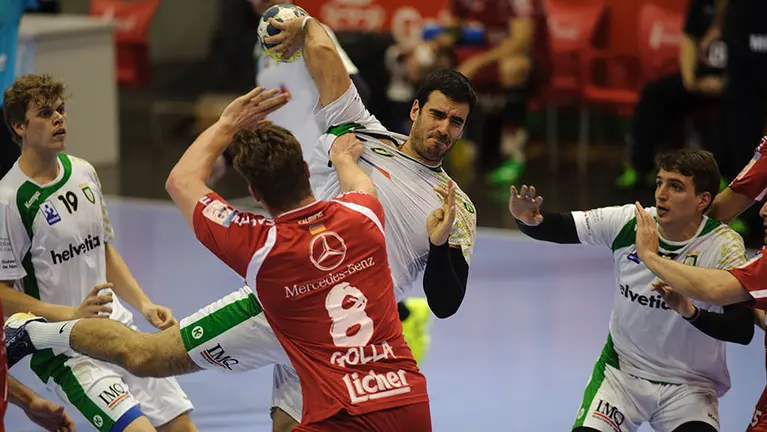 Partido de Balonmano entre Helvetia - Melsugen de la copa EHF . MIGUEL OSÉS_23