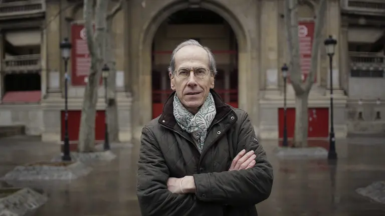 El catedrático de Producción Animal de la Universidad Pública de Navarra, Antonio Purroy, a las puertas de la plaza de toros de Pamplona. EFE/Villar López