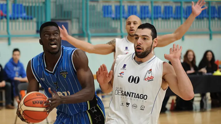 Partido de Baloncesto entre el Valle de Egües y Santiago Automoción de Burgos en el Pabellón de Maristas en Sarriguren . MIGUEL OSÉS_2