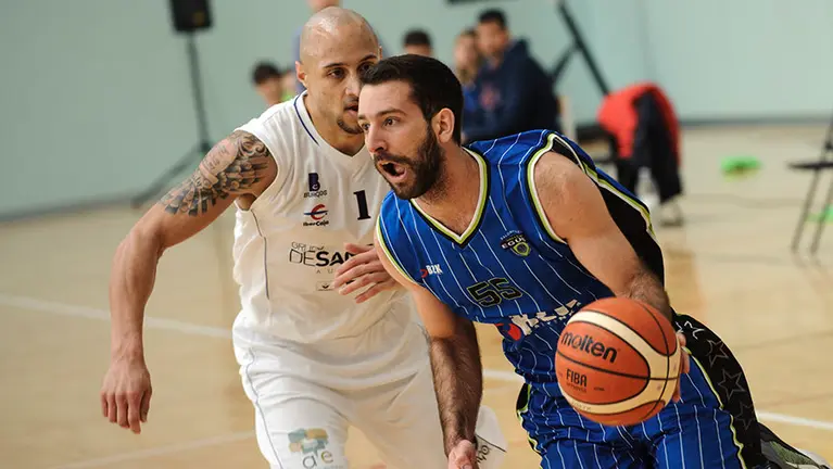 Partido de Baloncesto entre el Valle de Egües y Santiago Automoción de Burgos en el Pabellón de Maristas en Sarriguren . MIGUEL OSÉS_17