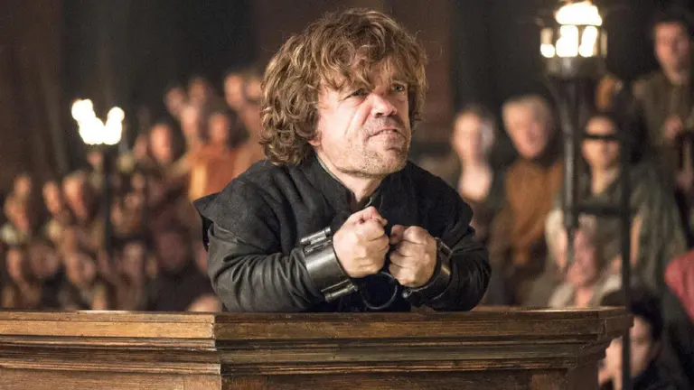 Un fotograma de Juego de tronos en el que juzgan al personaje de Tyrion Lannister