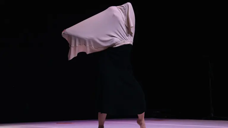 Una mujer bailando. ARCHIVO