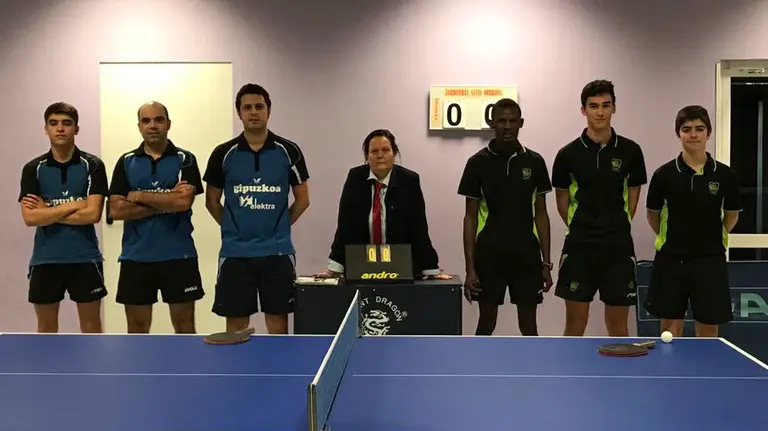 Partido de tenis de mesa en Oberena.