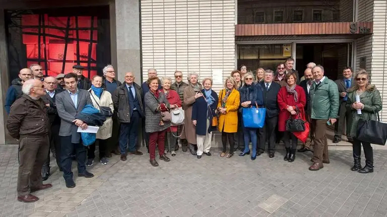 Arquitectos de navarra, familiares y vecinos del edificio en la inauguración de la placa del edificio Las Hiedras de Pamplona. COAVNA