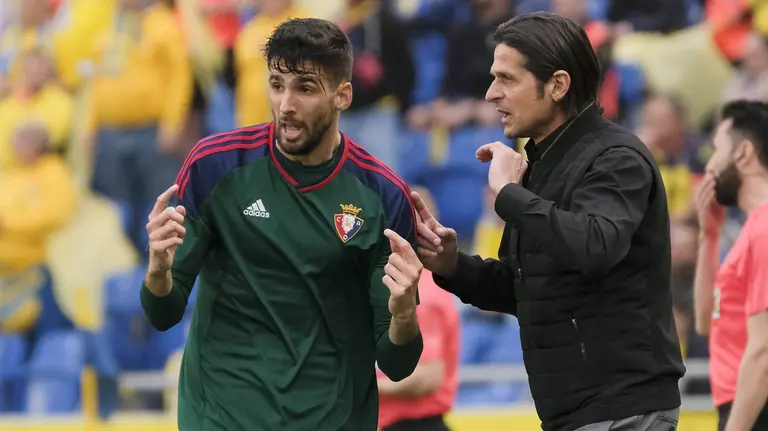El entrenador serbio de Osasuna, Petar Vasiljevic, conversa con el delantero Kenan Kodro (i) durante el partido de Liga en Primera División ante Osasuna disputado esta tarde en el estadio de Gran Canaria, de Las Palmas. EFE/Ángel Medina