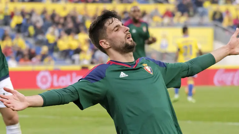 El delantero de Osasuna Kenan Kodro celebra tras marcar el primer gol ante la UD Las Palmas, durante el partido de Liga en Primera División disputado esta tarde en el estadio de Gran Canaria. EFE/Ángel Medina