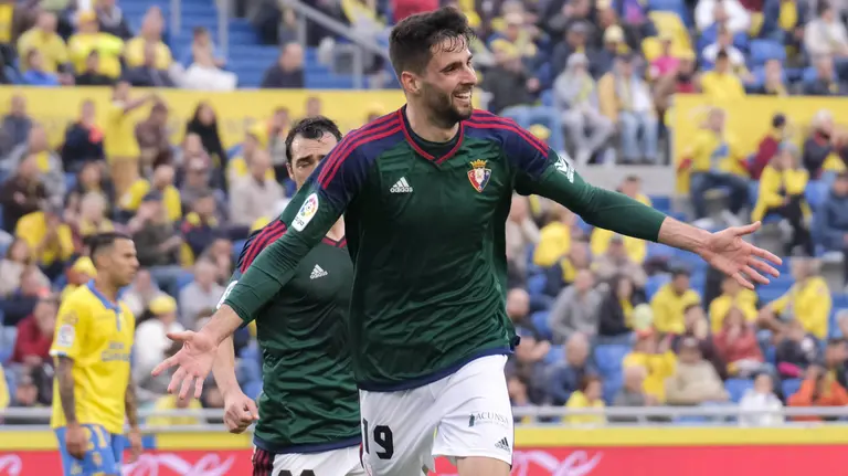 El delantero de Osasuna Kenan Kodro celebra tras marcar el segundo gol ante la UD Las Palmas, durante el partido de Liga en Primera División disputado esta tarde en el estadio de Gran Canaria. EFE/Ángel Medina
