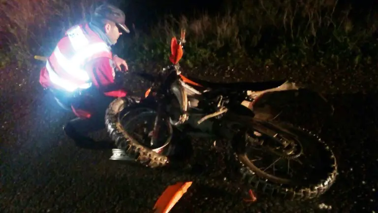 Accidente entre un coche y una moto que ha terminado con un joven de Arguedas herido de gravedad. POLICÍA FORAL (1)