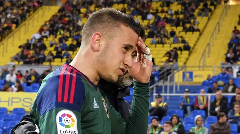 El centrocampista del Osasuna Álex Berenguer, un tanto desorientado por el choque con el jugador de la U.D. Las Palmas David Simón, sale del campo para posteriormente ser trasladado al hospital con un traumatismo craneoencefálico, durante el partido de Liga en Primera División disputado esta tarde en el estadio de Gran Canaria, de Las Palmas. EFE/Ángel Medina G.