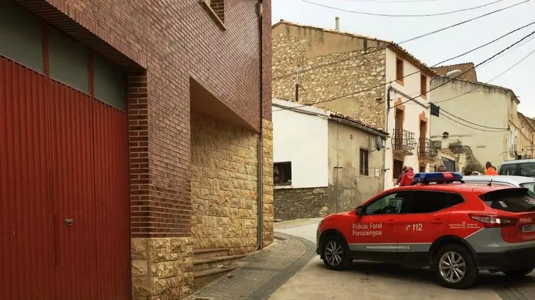 Policías de Tafalla en el ugar de los hechos, calle Zara de Caparroso, donde tuvo lugar la reyerta. PFORAL