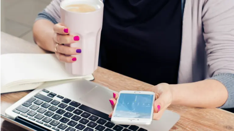 Una mujer toma café frente a un ordenador en una imagen de recurso. ARCHIVO