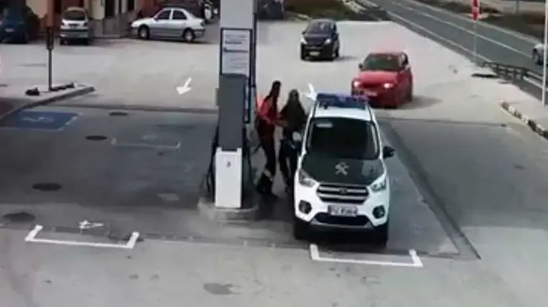 Momento en el que un coche embiste una gasolinera. GUARDIA CIVIL