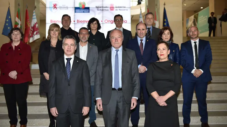 Firma del convenio de incorporación de Navarra a la eurorregión, a la que han acudido la presidenta de Navarra, Uxue Barkos, y el lehendakari Iñigo Urkullu.