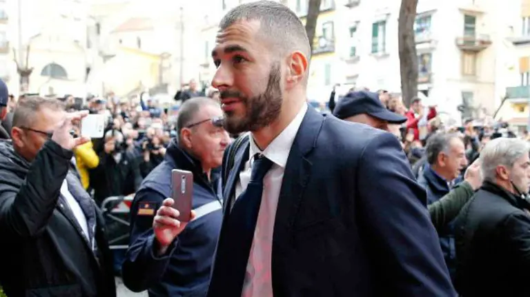 Karim Benzema a su llegada al hotel de Nápoles. Foto web Real Madrid.