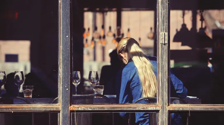 Una mujer toma notas en un restaurante.