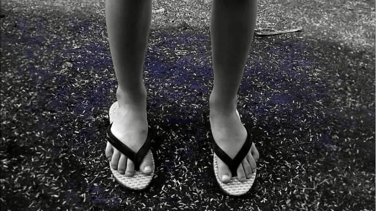 Una niña en chancletas en una imagen de archivo. 