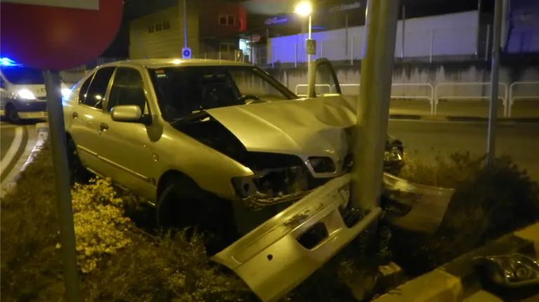 Circula borracha de madrugada por Pamplona y se estrella contra una farola antes de llegar a Mendillorri. PMUNICIPAL