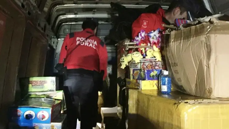 La furgoneta con material ambulante y 1.550 petardos. PFORAL