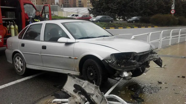Accidente de tráfico en Avenida de Navarra, en Pamplona.