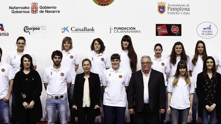 GRA553. PAMPLONA (NAVARRA). 07/03/2017.- La presidenta de Navarra, Uxue Barkos (3i), posa con las componentes de una de las selecciones femeninas durante la presentación esta tarde en el frontón Labrit de Pamplona de las selecciones navarras de Pelota Vasca. EFE/Jesús Diges