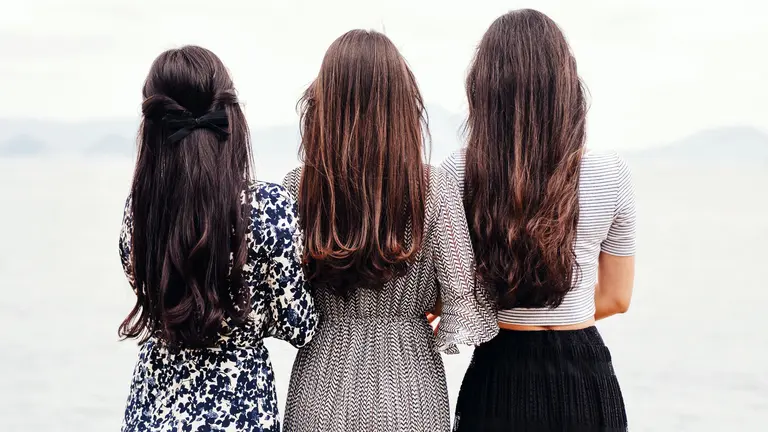 Tres mujeres en un paisaje.