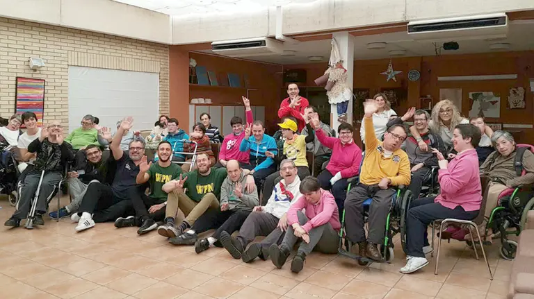 Visita del Waterpolo Navarra a los chavales de Aspace. Foto web WP Navarra.