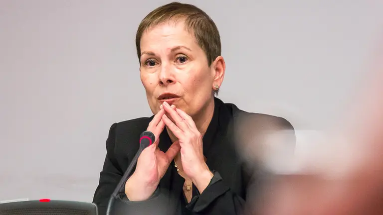 La presidenta de Navarra, Uxue Barkos, explica en comisión parlamentaria el acto de homenaje a las víctimas de motivación política organizado por el Gobierno (15). IÑIGO ALZUGARAY