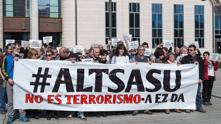 Familiares de los procesados por agredir a dos guardias civiles en Alsasua se concentran para pedir la libertad de los tres acusados (05). IÑIGO ALZUGARAY
