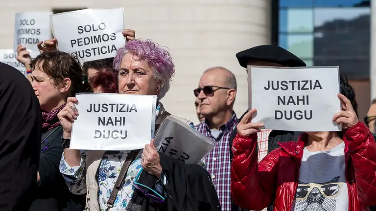 Familiares de los procesados por agredir a dos guardias civiles en Alsasua se concentran para pedir la libertad de los tres acusados (09). IÑIGO ALZUGARAY