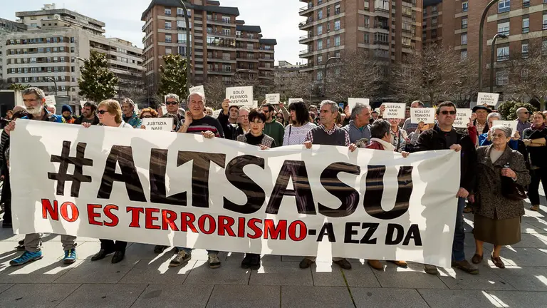 Familiares de los procesados por agredir a dos guardias civiles en Alsasua se concentran para pedir la libertad de los tres acusados (13). IÑIGO ALZUGARAY