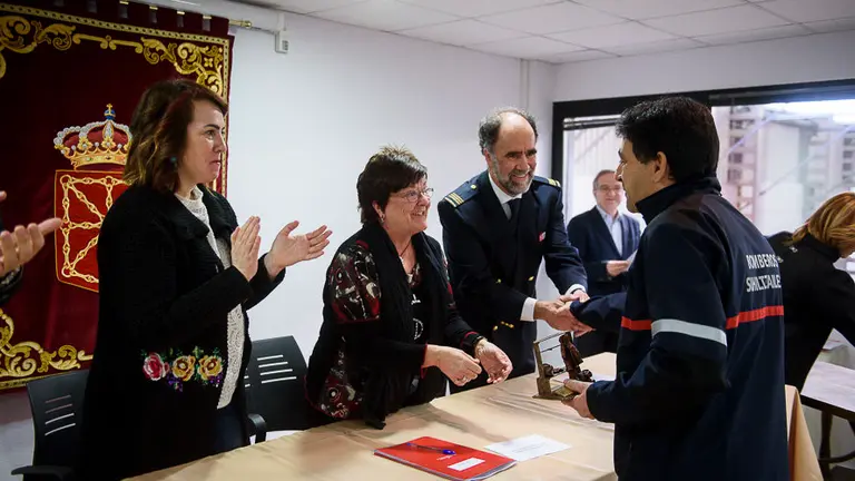 María José Beaumont preside el acto de reconocimiento al personal del servicio de Bomberos jubilado el último año. PABLO LASAOSA 08