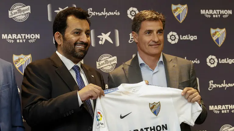 Míchel junto al jeque del Málaga CF. Foto web Málaga CF.