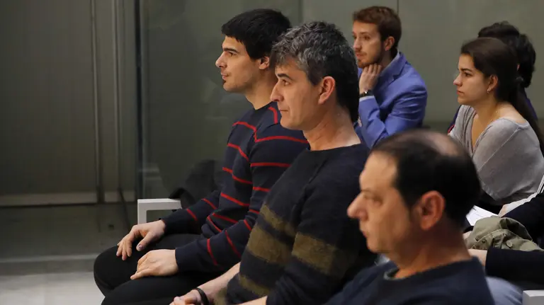 GRA512. MADRID, 08/03/2017.- La Audiencia Nacional juzga a tres acusados de participar el pasado 14 de agosto en Tafalla (Navarra) en el homenaje al etarra preso en Francia José Javier Oses, hechos por los que cada uno se enfrenta a dos años de cárcel por un delito de enaltecimiento del terrorismo. O.A.I, F.S.V y G.L.I han negado los hechos y han afirmado que solo reivindicaban el traslado de presos de la banda al País Vasco y se postulaban en contra de la dispersión. EFE/Juan Carlos Hidalgo ***POOL***