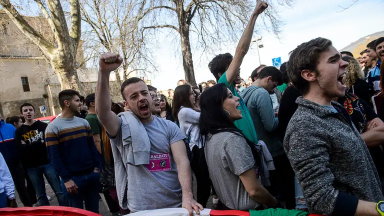 CCOO, UGT, Herrikoa y Eraldatu han convocado una jornada de huelga general. PABLO LASAOSA 10