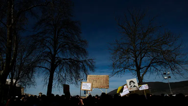 CCOO, UGT, Herrikoa y Eraldatu han convocado una jornada de huelga general. PABLO LASAOSA 14