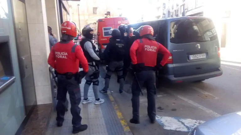 La Policía Foral se prepara para intervenir ante el caso de un hombre atrincherado en Peralta PF