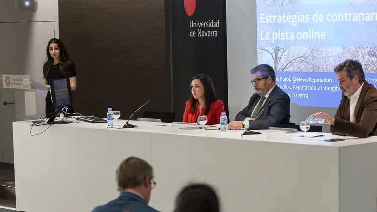 El periodista de El Mundo, Fernando Lázaro, la directoria del Observatorio Internacional sobre Terrorismo, María Jiménez y Francesc Pujol hablan sobre estrategias de contranarrativa dentro de la jornada sobre Terrorismo, comunicación y propaganda. IÑIGO ALZUGARAY
