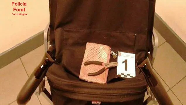 Silleta, tijeras y alicantes que se utilizaron para el robo de ropa en Itaroa.