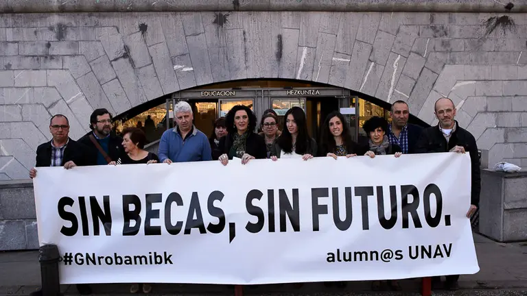 Los padres y alumnos afectados por el cambio de criterio del Gobierno foral en la concesión de las becas a estudiantes. PABLO LASAOSA.