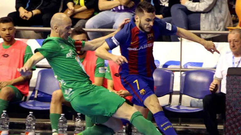 Javi Eseverri, del Magna Gurpea, ante el Barcelona. Efe