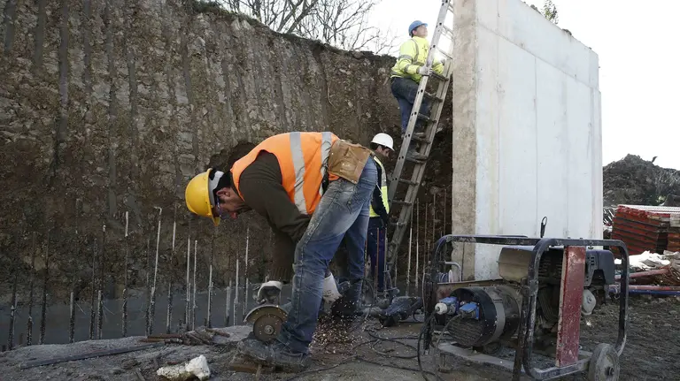 Un terremoto se ha registrado a las 7:43 horas a un kilómetro de profundidad y ha tenido una magnitud de 4,4 en la escala Richter. El movimiento sismico ha tenido a la localidad navarra de Oricáin como epicentro del temblor de tierra, donde se ha retomado la actividad profesional con normalidad tras el primer susto. EFE/Diges