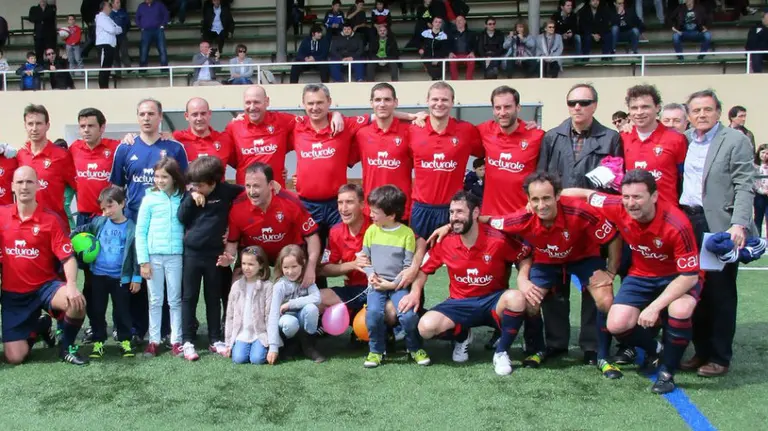 Equipo de Osasuna veteranos en el estadio Oberena. Foto CA Osasuna.