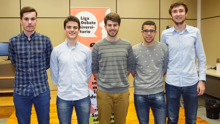 Raúl Lecumberri, Jesús Mariano Vidán, Iñigo de Carlos, David Garciandía y Marcos Vicente han conformado el equipo ganador de la XVI Liga de Debate de la UPNA CEDIDA
