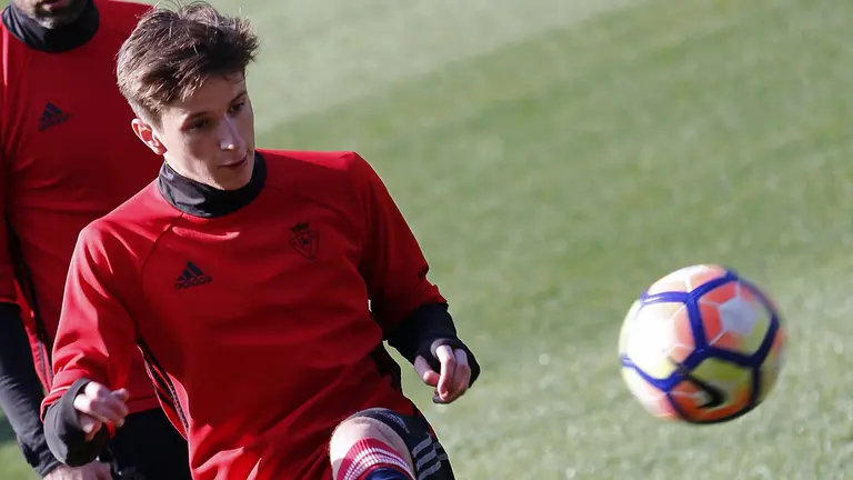 El jugador de Osasuna Miguel Olavide durante el entrenamiento junto a su equipo que han realizado este sábado en el estadio El Sadar, previo al partido del lunes ante el Eibar. EFE/Ivan Aguinaga